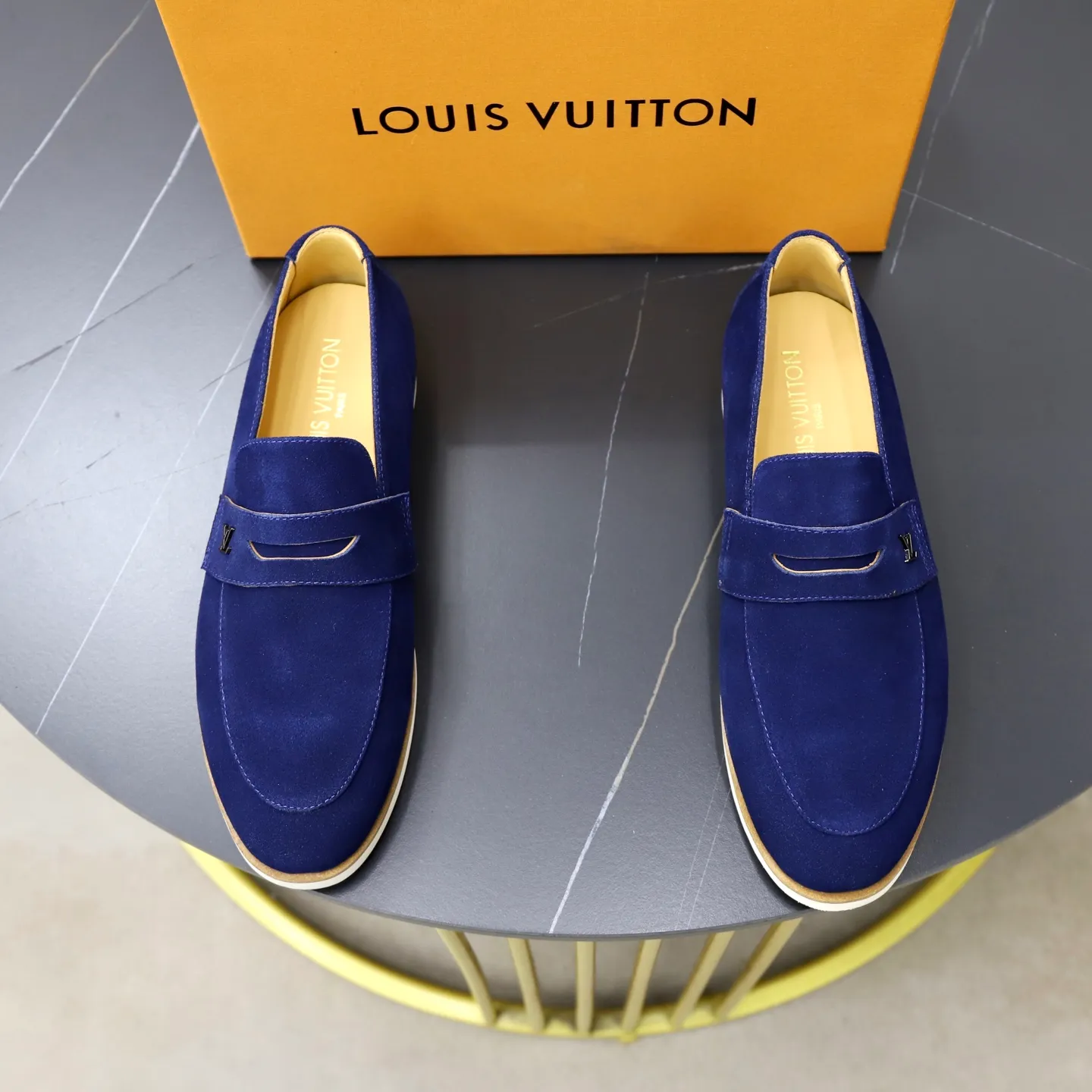 Ex-factory price: 442💰🙅‍♂️🙅‍♂️🙅‍♂️ Brand: LV Louis Vuitton Standard code: 38-44 (45 customized) Grade: Same as the official website Material: Original cow suede material stitching Comfortable and breathable cowhide lining Lightweight wear-resistant foam outsole Style category: Men's fashionable casual shoes Running sports shoes Distinguished luxury brand elements Top luxury color: actual picture color